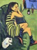 la tête appuyée sur sa main, une jeune femme en robe rayée jaune et noir, entre un chat blanc et deux bouteilles d'alcool posées sur la table