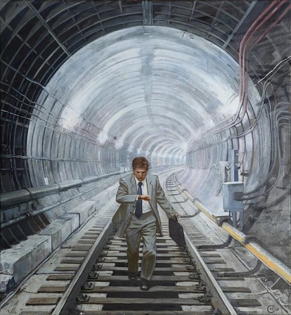 regardant sa montre, un homme sur les rails du métro s'engage dans un tunnel