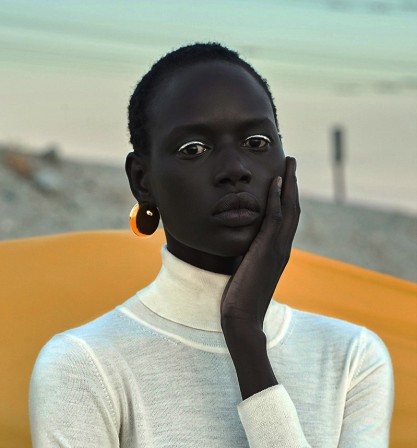 Ajak Deng femme noire nuit.jpg