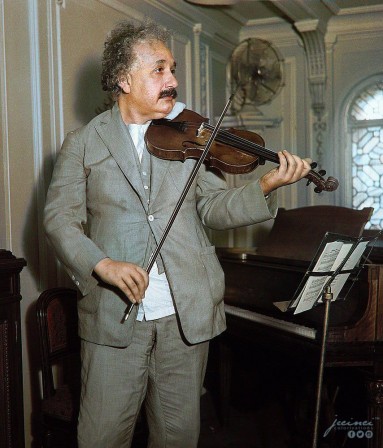 Albert Einstein jouant du violon circa 1930.jpg