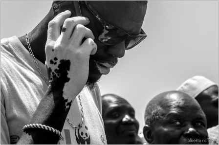 Alberto_Raffaeli_main_peau_Senegal_homme_noir_peau_blanche_vitiligo.jpg