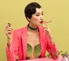 Aleksandra_Kingo_feuilles_de_chou_vegan_jusqu_au_bout_des_seins.jpg