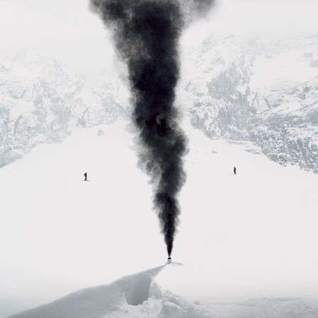 Andrea_Galvani_fait_du_feu_dans_la_cheminee_montagne_bonjour.jpg