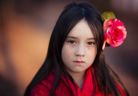 Aneta_Banach_fille_fleur_dans_les_cheveux.jpg