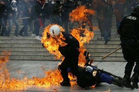 Angelos_Tzortzinis_policier_grec_en_feu.jpg