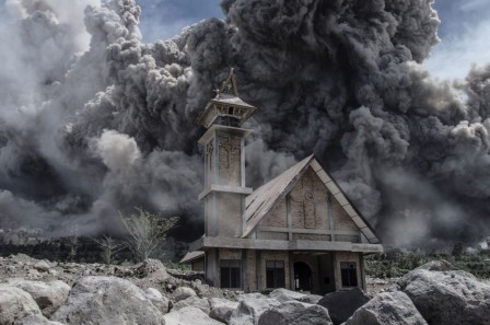 Ash_cloud_from_Mount_Sinaburg_looms_over_an_abandoned_church_eglise_nuage_de_cendres.jpg