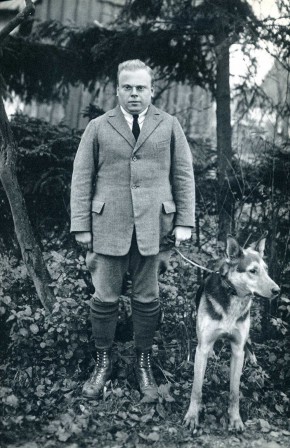 August_Sander_chien_berger_allemand.jpg