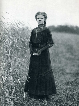 August_Sander_femme_elegante_champs_anniversaire.jpg