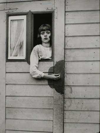 August_Sander_jeune_femme_dans_une_caravane_de_cirque_bienvenue_anniversaire.jpg