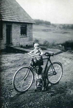 August_Sander_petite_fille_velo_chien.jpg