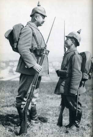 August_Sander_soldat_prusse_casque_difference_de_taille_petit_allemagne.jpg