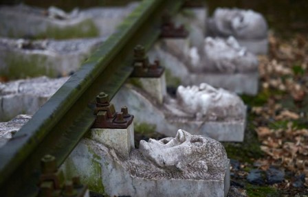 Bernd_Thissen_memorial_aux_victimes_des_camps_de_concentration_train_rail_deportation.jpg