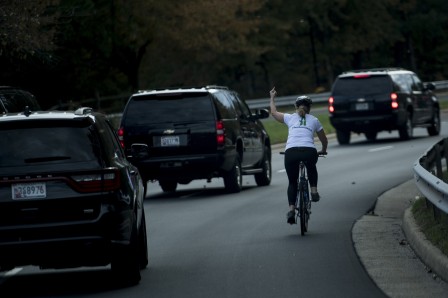 Brendan Smialowski La cycliste qui a fait un doigt d'honneur à Trump.jpeg