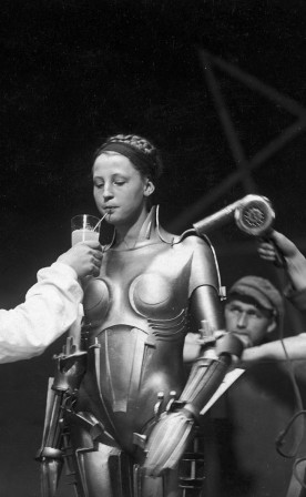 Brigitte_Helm_cooling_off_on_the_set_of_Metropolis__1927_pause_armure_apero.jpg