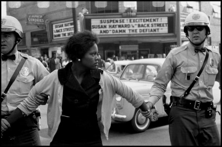 Bruce_Davidson_arrestation_femme_noire_bonjour.jpg