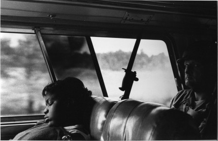 Bruce_Davidson_voiture_soldat_1961.jpg