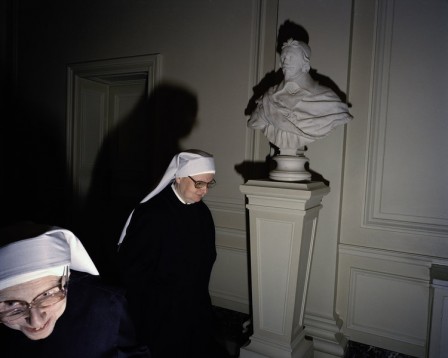 Carl De Keyzer religieuse au musée.jpg