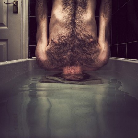 Caulton_Morris_homme_poilu_bain_liquide_bonjour.jpg