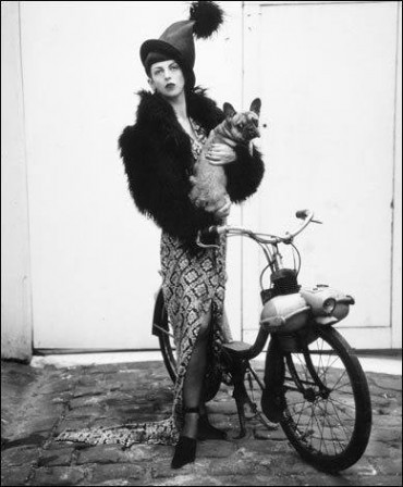 Claudia_Bellarocka_femme_solex_chien_bonjour.jpg