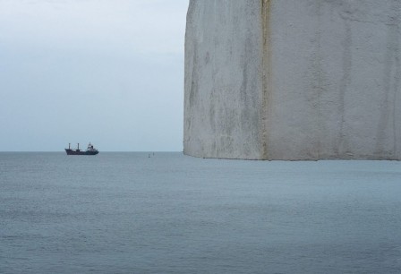 Denis Cherim au pied de la falaise.jpg