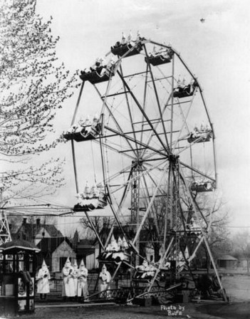 Des_membres_du_Ku_Klux_Klan_sur_une_grande_roue_1926.jpg