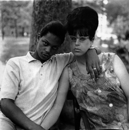 Diane_Arbus_Black___White_Square_Portrait_couple_mixte.jpeg