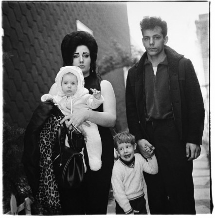 Diane_Arbus_Family_Albums_2003_famille_americaine_avec_un_enfant_retarde_bonjour.jpg