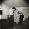 Diane_Arbus_geant_juif_a_la_maison_avec_ses_parents_1962.jpg