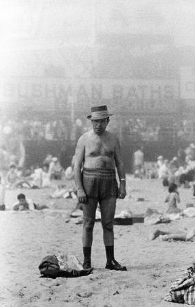 Diane_Arbus_l_homme_sur_la_plage_en_chapeau_calecon_et_chaussures_Coney_Island_N.Y._1960.jpg