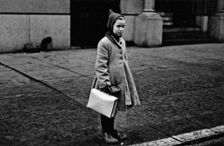 Diane_Arbus_le_petit_chaperon_rouge_rentree_des_classes_ecole.jpg