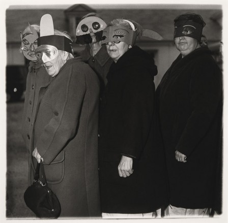 Diane Arbus vieilles femmes masquées.jpg