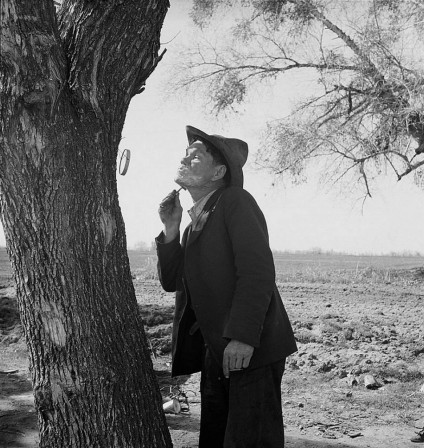 Dorothea_Lange_toilette_se_raser_bonjour.jpg