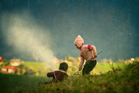 Dumitru_Doru_enfants_herbe.jpg