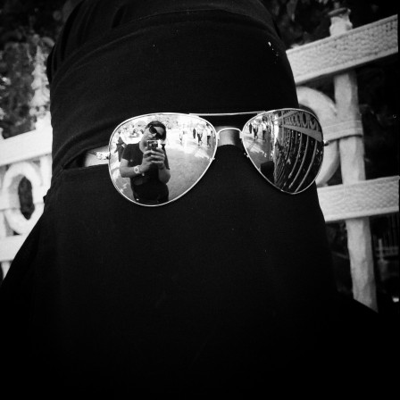 Ekin_Kucuk_burka_rayban.jpg