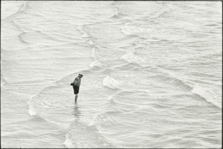 Elliot_Erwitt_plage_bonjour_couverture_mer.jpg