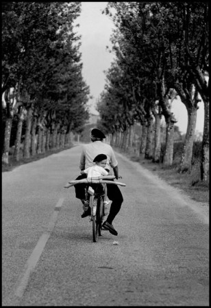 Elliott_Erwitt_France_baguette.jpg