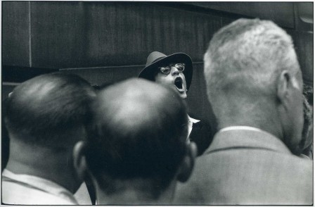 Elliott_Erwitt_bouche_expression_prise_de_parole_bonjour.jpg