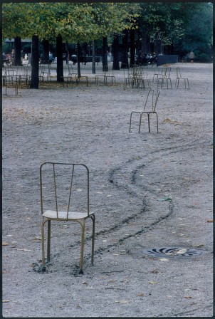 Elliott_Erwitt_chaise_Paris_2_minutes_d_arret.jpg