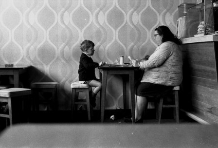 Eric_Jaquier_Ginos-Cafe_mere_et_fils_finis_ton_bretzel.jpg