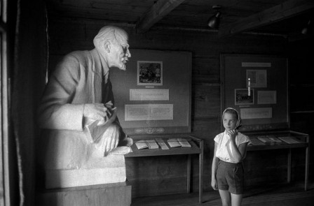 Erich_Lessing._Linin_museum_in_Poronin__near_Zakopane__Poland._1956_fille_statue_bienvenue_musee_bonjour.jpg