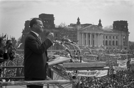 Erich_Lessing_1er_mai_Willy_Brandt_allemagne_Berlin_1959_bonjour.jpg