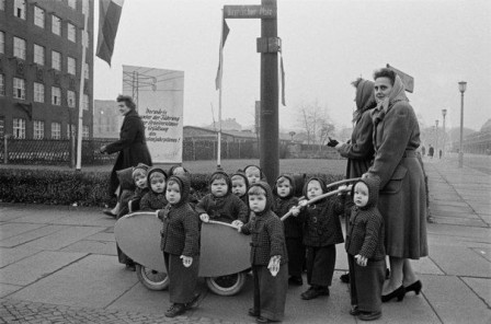 Erich_Lessing_famille_nombreuse_anniversaire.jpg