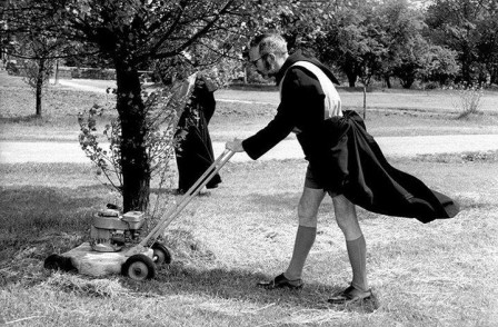 Eve_Arnold_pretre_jardin_tondeuse.jpg