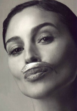 Fabrizio_Ferri_Monica_Bellucci_petit_poisson_moustache.jpg