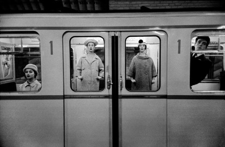 Frank_Horvat_Metro_paris_1958_bonjour_bienvenue.jpg