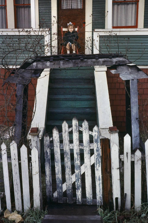 Fred Herzog Girl on Steps 1959 anniversaire.png