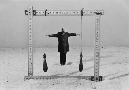 Gilbert_Garcin_la_divine_proportion.jpg