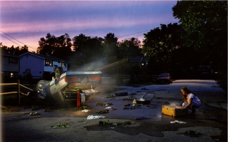 Gregory_Crewdson_l_accident_et_la_valise_jaune.jpg