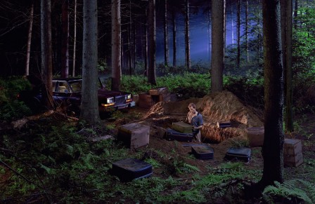 Gregory Crewdson la nuit dans la forêt.jpg