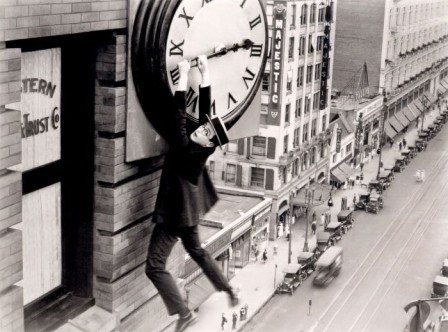 Harold_Lloyd_Safety-Last-1923_horloge_heure_cinema_muet.jpg